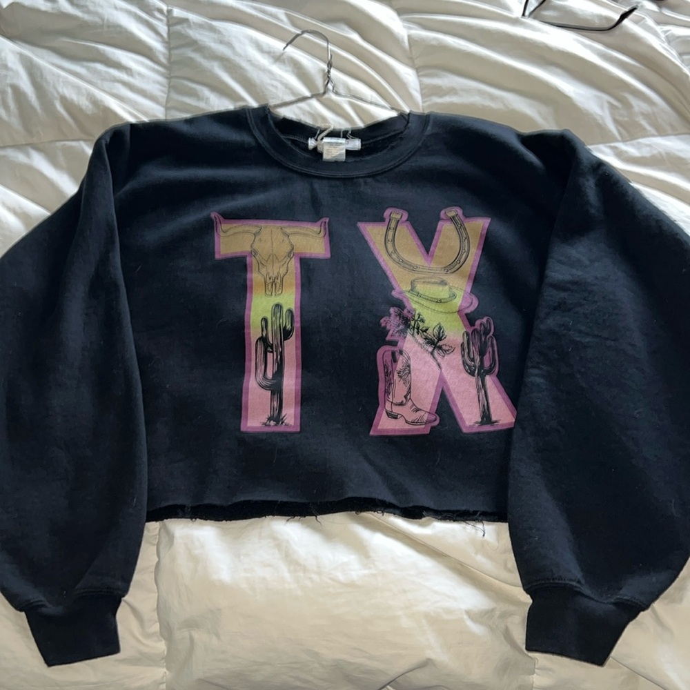 Lightly used cropped pullover
In great condition